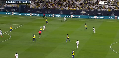 الشباب يتقدم على النصر 2-1 في الشوط الأول