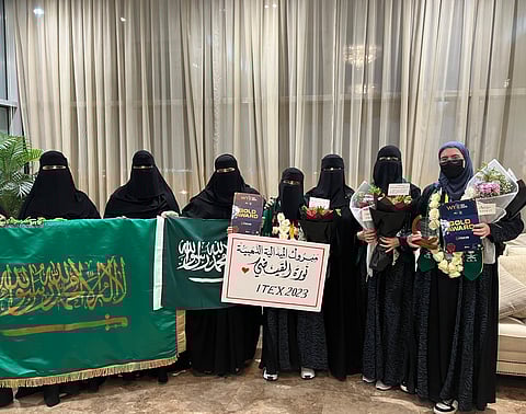 إحدى الفائزات