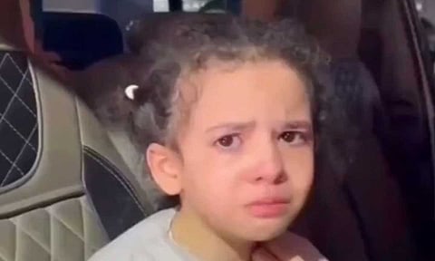 طفلة فلسطينية تبكي والدها