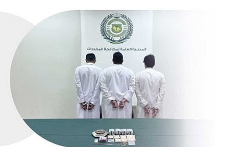 القبض على 3 مخالفين لترويجهم مواد مخدرة