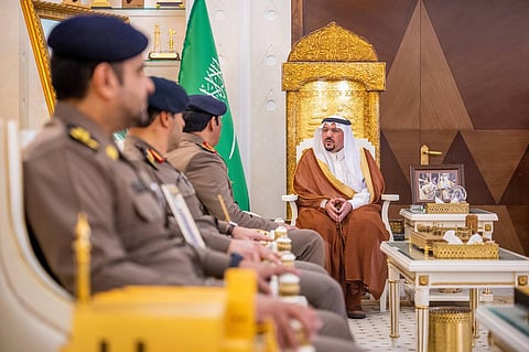 أمير منطقة القصيم خلال استقباله مدير الدفاع المدني بالمنطقة