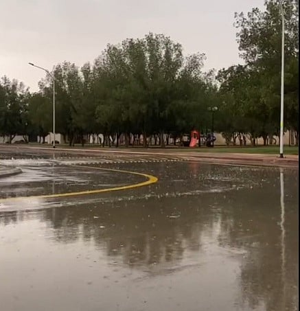 بالفيديو.. هطول أمطار متوسطة على الرياض