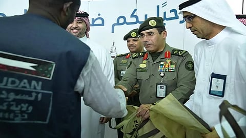 قائد قوات الجوازات للحج يقف على إنهاء إجراءات الحجاج