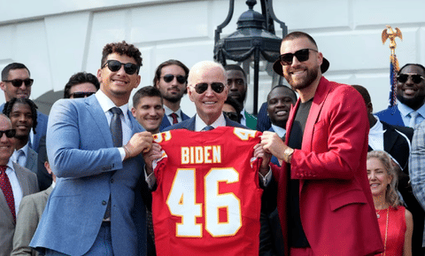 الرئيس الأمريكي مع فريق كانساس سيتي تشيفز