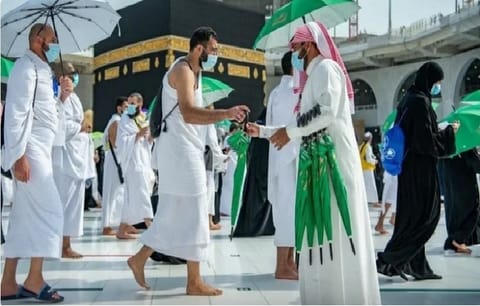توزيع مظلات شمسية للحجاج (أرشيفية)