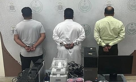 القبض على 3 مقيمين