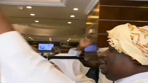 أهالي المدينة يستقبلون حجاج مصريين