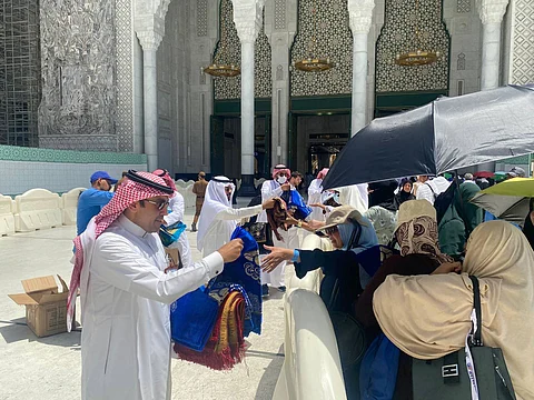 توزيع الإهداءات على حجاج بيت الله الحرام
