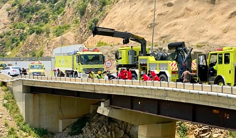سقوط مركبة بمنحدر وعر بعقبة الباحة