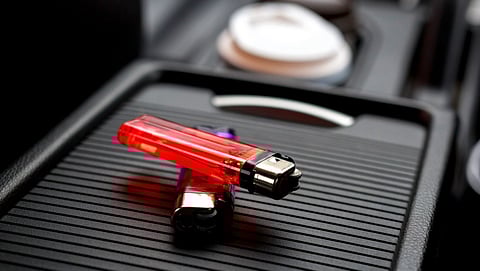 تحذير من وجود مواد قابلة للتفاعل مع الحرارة داخل السيارة