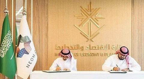 وزارة الاقتصاد والتخطيط وشركة نيوم توقِّعان مذكرةَ تفاهم