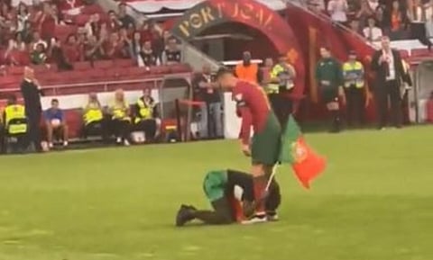 مشجع يقديم تحية خاصة لكريستيانو