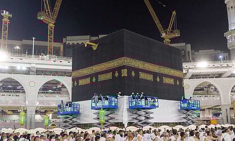 رفع كسوة الكعبة المشرّفة 3 أمتار استعدادًا لموسم الحج