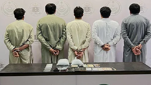 القبض على 5 مقيمين