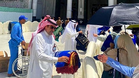 توزيع الإهداءات على حجاج بيت الله الحرام