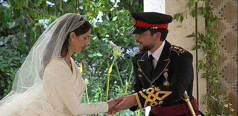 ولي عهد الأردن والآنسة رجوة السيف يتبادلان خواتم الزواج