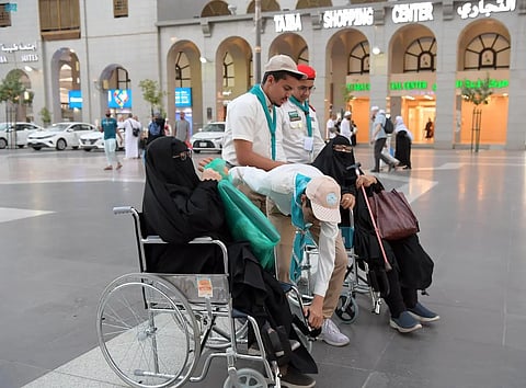 متطوعون في خدمة الحجيج .. من مقاعد الدراسة إلى ساحات الحرم