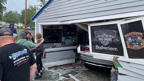 سيارة دفع رباعي تقتحم مطعمًا وتصيب 13 شخصًا بالولايات المتحدة