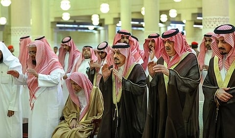 أمير الرياض يؤدي صلاة الميت