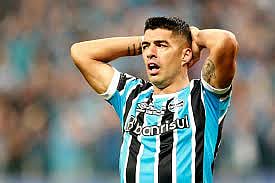 هل تذكرون سواريز لاعب برشلونة السابق؟.. هذه فرص انضمامه لفريق ميسي