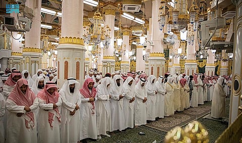 جموع المصلين يؤدون صلاة آخر جمعة هذه العام بالمسجد النبوي الشريف