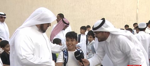 طالب يتفاعل مع مدير تعليم المدينة المنورة