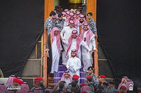 نائب أمير مكة المكرمة يشارك في عملية غسل الكعبة المشرفة