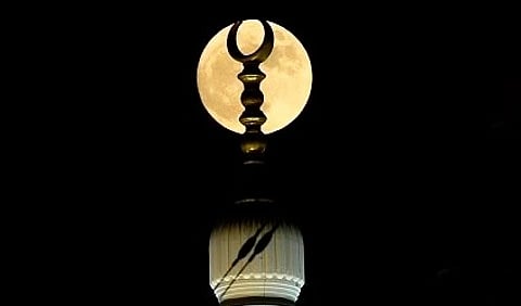 القمر الأزرق العملاق