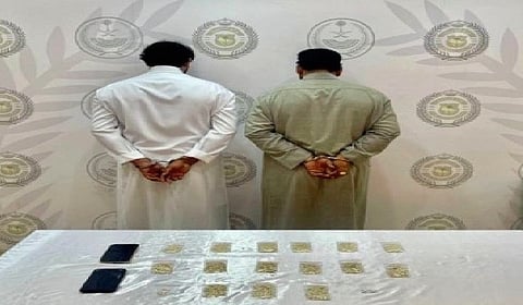 القبض على مخالفين بمنطقة عسير لترويجهما الحشيش والقات وأقراصًا مخدر