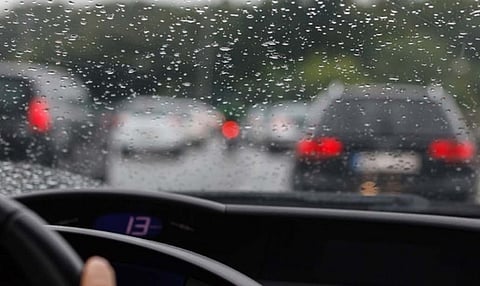 تجنب حوادث الطرق أثناء هطول الأمطار