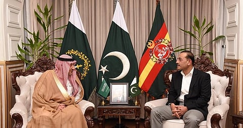 نائب وزير الخارجية يلتقي رئيس أركان الجيش الباكستاني