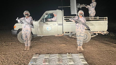 إحباط تهريب 22 كيلوجرامًا من الحشيش والقات بمنطقة جازان