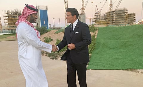 سمو ولي العهد خلال استقبال مذيع قناة فوكس نيوز