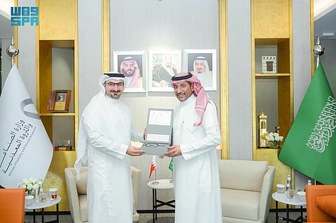 وزير الصناعة والثروة المعدنية مع نظيره البحريني