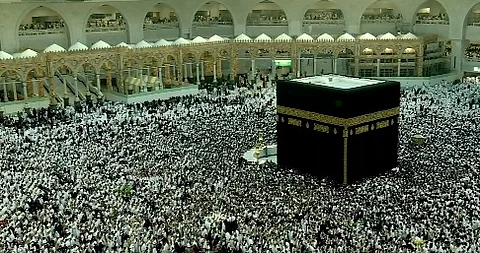 جموع غفيرة من الطائفين