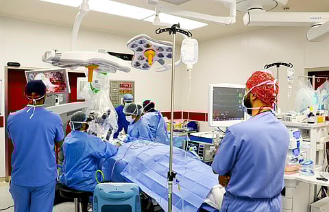 جانب من العملية الجراحية