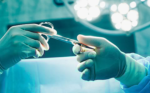 معاناة طبيب صيدلاني من سرطان القولون