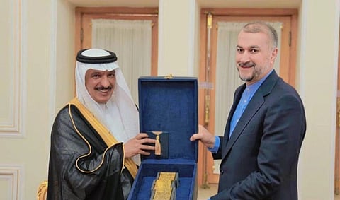 العنزي يقدم أوراق اعتماده