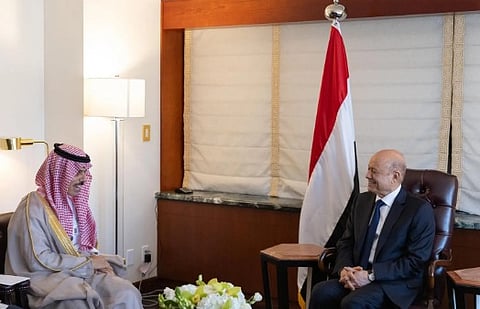 رئيس مجلس القيادة الرئاسي في الجمهورية اليمنية يستقبل وزير الخارجية