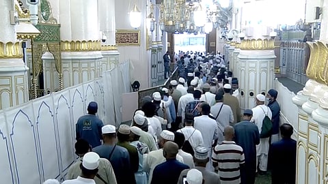 حشود بالمسجد النبوي