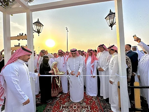 أمير جازان يدشّن مهرجان الفل والنباتات العطرية