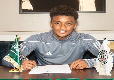 جراي يوقع للاتفاق