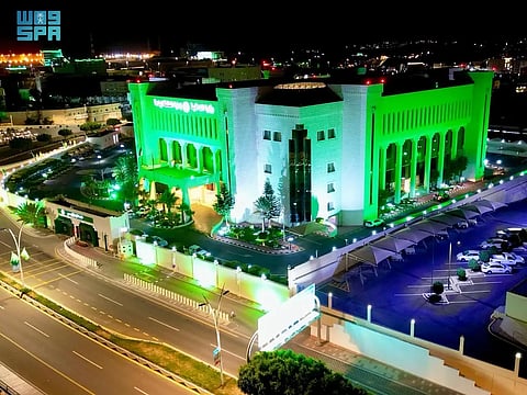 مبنى «إمارة الباحة» يتوشح بالأخضر.. وفرحة عارمة للأطفال في اليوم الوطني