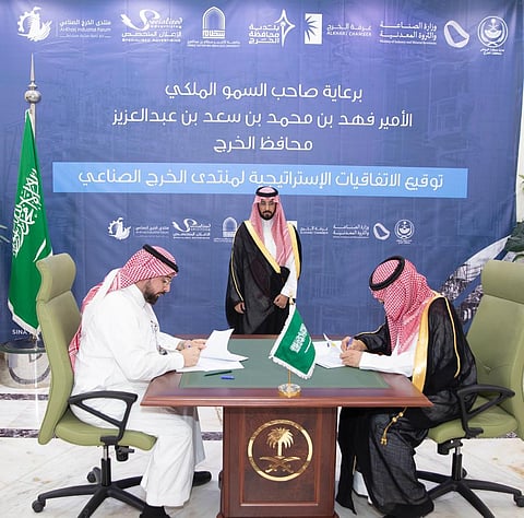 جانب من توقيع الاتفاقية