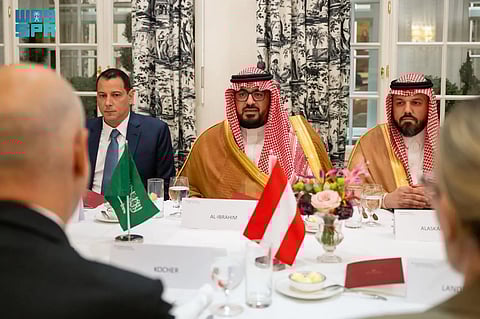 خلال الاجتماع