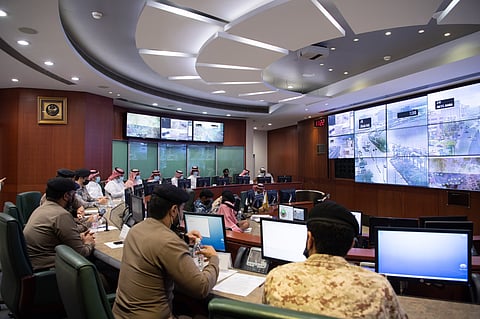 مركز إدارة الأزمات بمكة يهيب تجنب مجاري السيول: أمطار رعدية وعواصف تستمر أيامًا