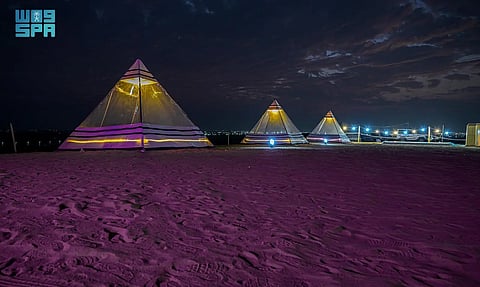 أجواء معتدلة وطبيعة ساحلية خلابة.. المخيمات والكثبان الرملية بمركز ناوان الباحة تجذب أهالي المنطقة