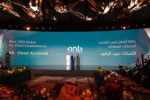 عبيد الرشيد يتوج بأرفع جائزة لرئيس تنفيذي للمنشآت العملاقة