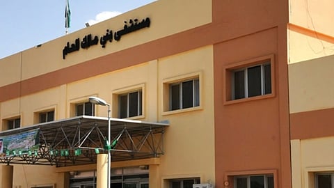 فريق طبي بمستشفى بني مالك بجازان ينجح في إجراء عملية معقدة لترميم عظم مفتت لشاب ثلاثيني