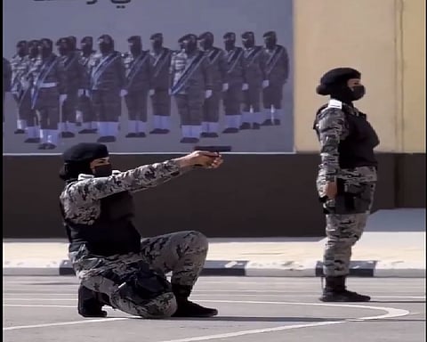 مجندات سعوديات يستعرضن مهاراتهن العسكرية